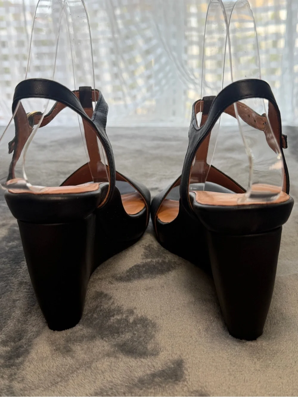 L’Amour Des Pieds Idelle Black Leather Wedge T Strap Sandals 7M NWOB